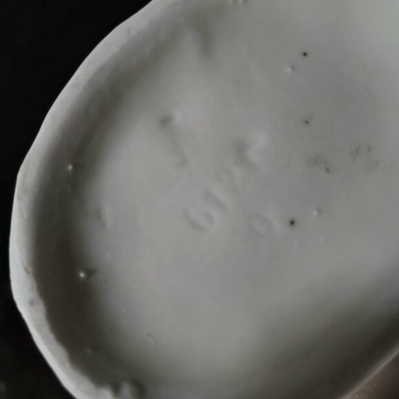 Vintage Accordion Player Porcelain Figurine with Cracked Egg Planter - Picture 10 of 12